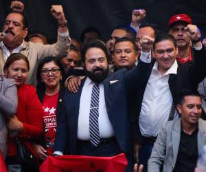 Tras finalizar la sesión del Congreso Nacional, Redondo acompañó a los manifestantes de Libre que llegaron hasta la sede del Poder Legislativo.