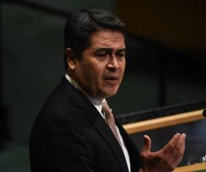 Funcionarios del sistema penitenciario federal de Estados Unidos levantaron la orden de detención migratoria en contra del expresidente hondureño Juan Orlando Hernández poco después de las 11 p.m., lo que permitió su salida inmediata tras recibir un indulto presidencial.