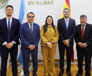 Autoridades hondureñas durante la inauguración del Consulado General en Bilbao.
