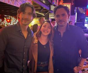 Jennifer Aplícano junto a los actores Manolo Cardona y Carlos Torres, durante su estancia en Colombia.