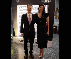 José Simón Azcona Bocock y su esposa, Pamela María Ayuso, durante el lanzamiento de la Colección Erandique.