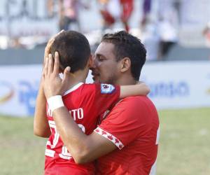 César Oseguera y su hijo luego de la final entre Honduras Progreso y Real Sociedad.