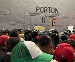Aficionados del Olimpia y Motagua molestos porque se quedaron con boleto en mano