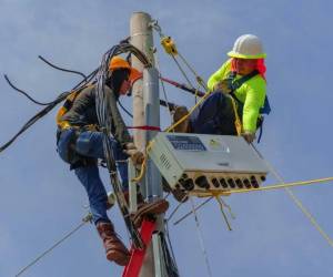 Las reformas a la Ley General de la Industria Eléctrica son uno de los temas del momento, ya que contemplan reorganizar la Empresa Nacional de Energía Eléctrica (ENEE) bajo un modelo de cuatro sociedades: una empresa matriz (holding) y tres empresas subsidiarias independientes para cada eslabón del sector energético.