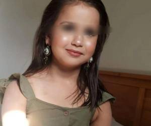 El cuerpo de la niña fue encontrado en el domicilio familiar, en un pueblo cerca de Woking (sur) tras una llamada del padre desde Pakistán.