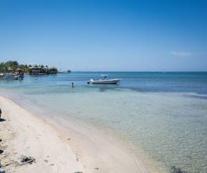 Las playas de Honduras son grandes generadoras de ingreso para el país, pues tanto el turismo interno como el externo deja grandes flujos.