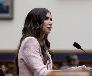 Noem es miembro del Partido Republicano y se desempeñó como la 33.ª gobernadora de Dakota del Sur de 2019 a 2025.