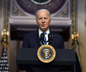 El presidente estadounidense, Joe Biden, habla en una reunión del Consejo Asesor Nacional de Infraestructura, en la Sala de Tratados Indios de la Casa Blanca en Washington, DC, el 13 de diciembre de 2023.