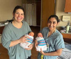 La feliz madre posó junto a sus bebés y una integrante del cuerpo médico que atendió su parto.