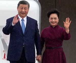 Xi Jinping y su esposa, Peng Liyuan, llegaron a Francia este domingo.