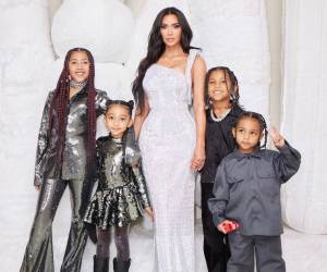 Kim junto a los cuatro hijos que tuvo con Kanye West.