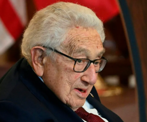 Henry Kissinger, un controvertido Premio Nobel de la Paz y poderoso diplomático, falleció este 29 de noviembre en en su casa de Connecticut.