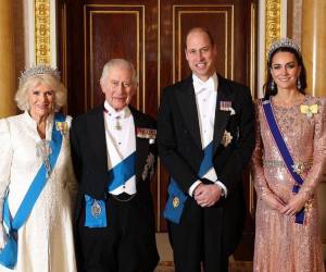 El inicio del año 2024 ha sido difícil para la monarquía británica, con el anuncio de los cánceres que padecen el rey Carlos III y la princesa Catalina, esposa de su hijo mayor Guillermo. En un plazo de mes y medio fueron anunciados los dos cánceres, sin especificar su naturaleza en ambos casos. El silencio que han guardado sobre la enfermedad que padecen ha causado controversia y especulaciones sobre su verdadera situación