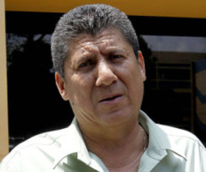 El ahora detenido es acusado por tener orden de captura pendiente por el delito de Fraude en perjuicio de la Administración Pública.