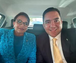 Momento en que la presidenta y Héctor Zelaya salieron al evento.