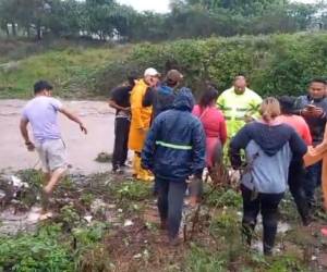 Momento en que personal de socorro lograba rescatar el cuerpo de Kensy Daney Ayala (14).