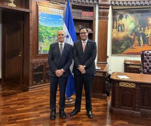 Valladares Pavón tiene experiencia gerencial, formación estratégica y liderazgo organizacional, con una trayectoria de más de doce años.