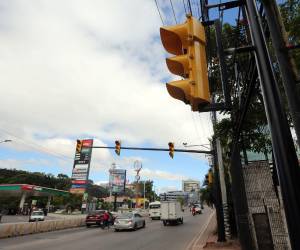 En este tramo del bulevar ya se instalaron los semáforos, pero el cruce fue eliminado hace varios años por unas barreras de concreto.