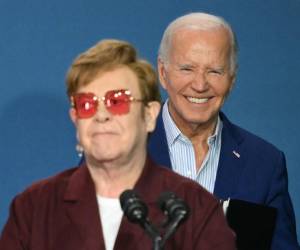 Joe Biden junto a Elton John.