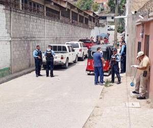 Autoridades policiales llegaron hasta el lugar para acordonar la escena del crimen y luego realizar el levantamiento del cuerpo.