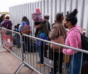 Una familia de solicitantes de asilo del estado mexicano de Guerrero llega para su cita con las autoridades estadounidenses en el puerto de entrada de El Chaparral en Tijuana, estado de Baja California, México, el 12 de mayo de 2023.