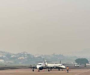 La capa de humo dificulta las operaciones en las diferentes terminales aéreas del país.