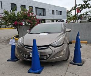 Este carro tipo turismo marca Hyundai fue decomisado y trasladado a las instalaciones de la DPI.