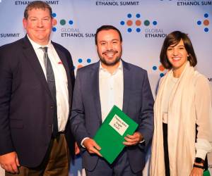 La APAH y el U.S. Grains Council están comprometidos con un futuro más sostenible. Representantes de U.S. Grains Council y el abogado Gerardo J. Guillen, director ejecutivo de la APAH.