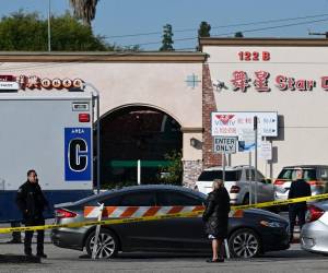 La policía no dio una descripción del sospechoso y no dijo qué tipo de arma usó.