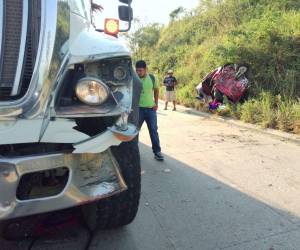 El pequeño automotor quedó a un lado de la calle.