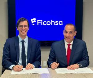 Javier Atala, Presidente Ejecutivo de Banco Ficohsa, e Ignacio Dolega, Managing Director de Latin America Private Debt Solutions de Santander, durante la firma del convenio de financiamiento.