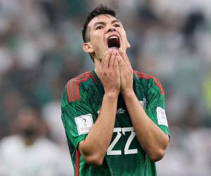 Hirving Lozano se lamenta por una jugada de gol que no pudo finiquitar.