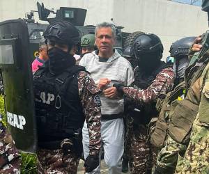 Jorge Glas, el ex vicepresidente de Ecuador durante parte del mandato presidencial de Rafael Correa, fue trasladado este sábado a la cárcel de máxima seguridad La Roca, en Guayaquil, tras haber sido detenido en un asalto a la Embajada de México donde estaba.