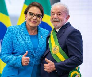 Xiomara Castro y Lula da Silva en toma de posesión en Brasil.