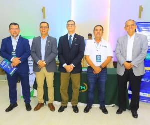 Representantes de UTH y el CIMEQH durante la firma del convenio de cooperación que beneficiará a los ingenieros hondureños.