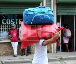 Decenas de viajeros cargaron maletas para abandonar la capital y regresar a sus tierras natales para disfrutar de la Navidad en sus acogedores hogares y pueblos. Así se encuentran las estaciones de buses dos días previos a la gran festividad.