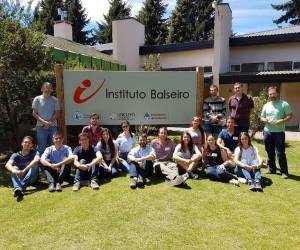 Los estudiantes reciben una beca que cubren los gastos de matrícula, aranceles, alojamiento, transporte y comida.