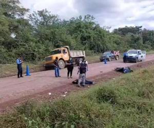 En la carretera que de Juticalpa conduce a San Pedro, Catacamas, personas desconocidas emboscaron a la pareja en motocicleta.