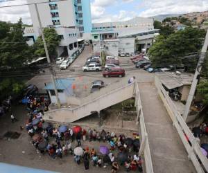 El Instituto Hondureño de Seguridad Social (IHSS) en La Granja se ha vuelto escenario de una situación caótica donde los pacientes se ven obligados a esperar durante horas en filas interminables. A continuación las imágenes.