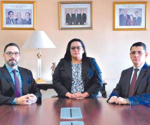 Los magistrados Jorge Gustavo Medina Rodríguez, Itzel Anaí Palacios Siwady y Ricardo Alfredo Montes Nájera en su primera reunión en la sede del Tribunal Superior de Cuentas (TSC).