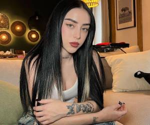 La cantante se dejó ver conmovida sobre el escenario y agradeció las muestras de apoyo en estos momentos difíciles de su vida.