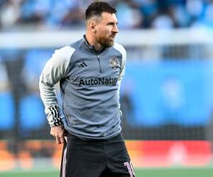 Lionel Messi del Inter Miami mira antes de su partido contra Charlotte FC en el estadio Bank of America el 21 de octubre de 2023 en Charlotte