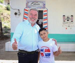 Eduardo Espinal y Roberto Contreras, alcalde de San Pedro Sula, posando para la lente de EL HERALDO.