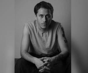 Este nuevo giro en el caso sugiere la posible implicación de ambos en el presunto asesinato del artista, rechazando la anterior teoría del suicidio.