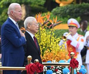 Joe Biden asiste a una ceremonia de bienvenida organizada por el Secretario General del Partido Comunista de Vietnam, Nguyen Phu Trong (2L), en el Palacio Presidencial de Vietnam en Hanoi el 10 de septiembre de 2023.