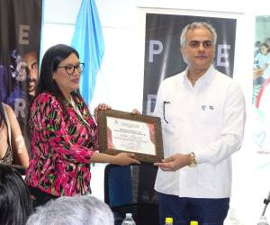 Sua Martínez, titular de la Cicesct entregó el reconocimiento al embajador de Republica Dominicana Luis García.