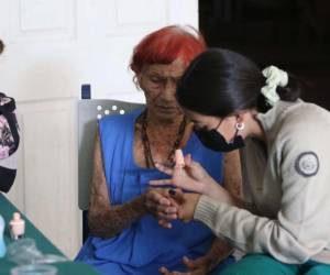 Poner color a sus uñas con un esmalte es una de las actividades favoritas de las abuelitas.