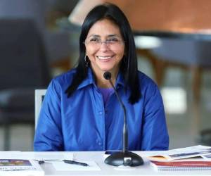 Una red de canales falsos en YouTube difunde contenidos que simulan ser noticieros para favorecer la imagen de la dirigente venezolana Delcy Rodríguez, utilizando narrativas manipuladas y estrategias de desinformación.