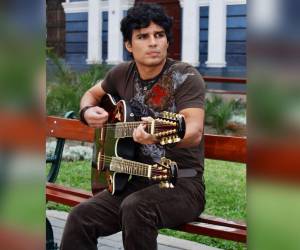 Los peruanos se visten de luto a pocos días de terminar este 2023. La muerte del ícono del rock en Perú, Pedro Suárez Vértiz, ha causado conmoción. A continuación te contamos más sobre la vida de este cantante.