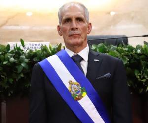 Asfura asumió el cargo con su mano reposada sobre la Constitución de la República y rodeado de su esposa e hijas.